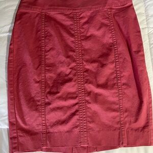 Deep choral color skirt. Lots of structure/seaming details. Waist~28” Length~20”